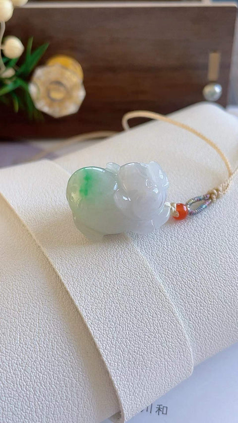 Babi keberuntungan dari giok alami, indah dan menggemaskan, material tambang kuno, dimensi 2,2 x 1,6 cm, termasuk ongkos kirim dan pajak.