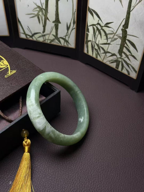 Gelang giok Xiuyan alami dengan desain terinspirasi matcha, berukuran sekitar 63,1×14,6×9,5mm. Semua batu terbentuk secara alami. Harga sudah termasuk ongkos kirim dan pajak.