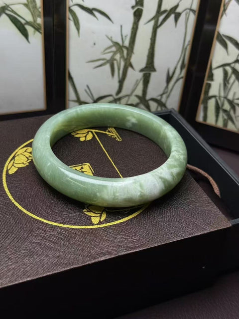 Gelang giok Xiuyan alami dengan desain terinspirasi matcha, berukuran sekitar 63,1×14,6×9,5mm. Semua batu terbentuk secara alami. Harga sudah termasuk ongkos kirim dan pajak.