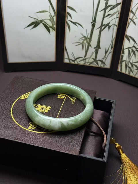 Gelang giok Xiuyan alami dengan desain terinspirasi matcha, berukuran sekitar 63,1×14,6×9,5mm. Semua batu terbentuk secara alami. Harga sudah termasuk ongkos kirim dan pajak.