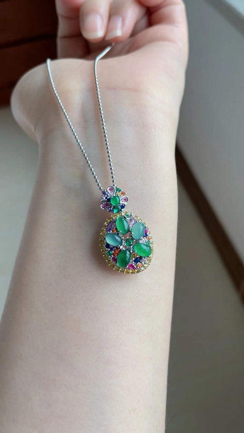 Liontin giok alami, material tambang lama, tekstur halus dan hangat, tembus cahaya yang sangat baik, warna dopamin yang indah, 6 x 4 cm, termasuk ongkos kirim dan pajak.