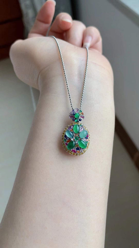 Liontin giok alami, material tambang lama, tekstur halus dan hangat, tembus cahaya yang sangat baik, warna dopamin yang indah, 6 x 4 cm, termasuk ongkos kirim dan pajak.