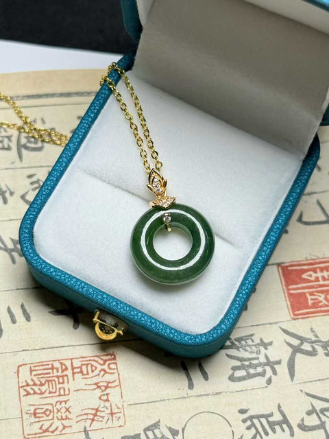 Liontin giok Hetian ini, yang melambangkan "cincin yang saling terkait dan perdamaian abadi," dipadukan dengan pengait perak 925 berlapis emas. Indah dan elegan, ukurannya sekitar 18 mm. Biaya pengiriman dan pajak sudah termasuk.