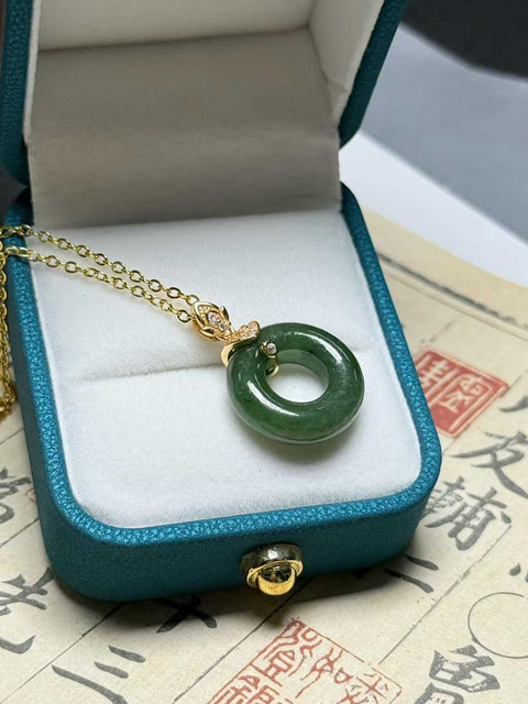 Liontin giok Hetian ini, yang melambangkan "cincin yang saling terkait dan perdamaian abadi," dipadukan dengan pengait perak 925 berlapis emas. Indah dan elegan, ukurannya sekitar 18 mm. Biaya pengiriman dan pajak sudah termasuk.
