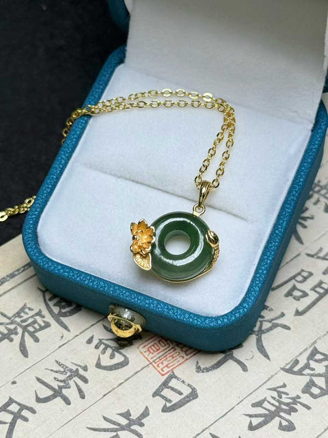 Liontin giok Hetian nefrit "Cincin yang Saling Terkait, Kedamaian dan Keamanan Tahun demi Tahun" dipadukan dengan gesper perak 925 berlapis emas ✨ Ukuran sekitar 14mm. Termasuk ongkos kirim dan pajak.