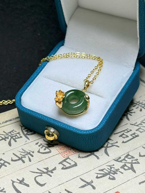 Liontin giok Hetian nefrit "Cincin yang Saling Terkait, Kedamaian dan Keamanan Tahun demi Tahun" dipadukan dengan gesper perak 925 berlapis emas ✨ Ukuran sekitar 14mm. Termasuk ongkos kirim dan pajak.