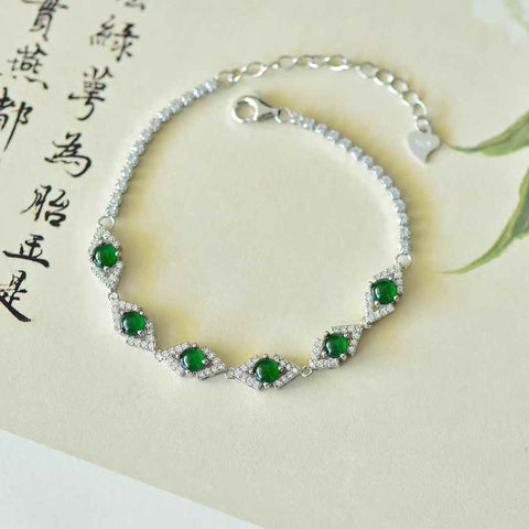 Gelang perak sterling 35017#925 ini menampilkan desain baru dan modis dengan batu giok cabochon dan pengaturan zirkon. Gioknya hangat dan lembut, dan gelangnya menarik perhatian dan mencolok. Dimensi giok: (4*4). Ongkos kirim dan pajak sudah termasuk.