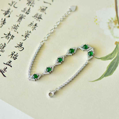 Gelang perak sterling 35017#925 ini menampilkan desain baru dan modis dengan batu giok cabochon dan pengaturan zirkon. Gioknya hangat dan lembut, dan gelangnya menarik perhatian dan mencolok. Dimensi giok: (4*4). Ongkos kirim dan pajak sudah termasuk.