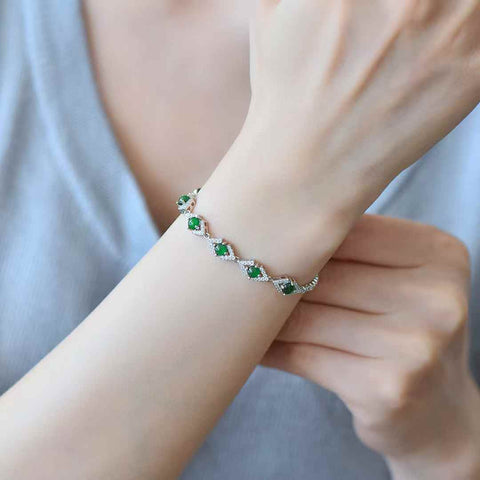 Gelang perak sterling 35017#925 ini menampilkan desain baru dan modis dengan batu giok cabochon dan pengaturan zirkon. Gioknya hangat dan lembut, dan gelangnya menarik perhatian dan mencolok. Dimensi giok: (4*4). Ongkos kirim dan pajak sudah termasuk.