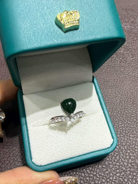 Cincin giok Xiuyan, terbuat dari bahan hijau tua kuno, dipasang pada perak dan menampilkan desain kubus gula! Ongkos kirim dan pajak sudah termasuk.