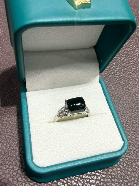 Cincin giok Xiuyan, terbuat dari bahan hijau tua kuno, dipasang pada perak dan menampilkan desain kubus gula! Ongkos kirim dan pajak sudah termasuk.