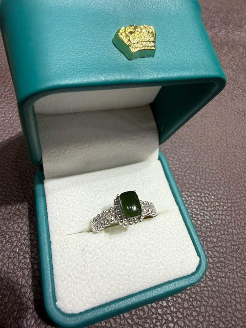 Cincin giok Xiuyan, terbuat dari bahan hijau tua kuno, dipasang pada perak dan menampilkan desain kubus gula! Ongkos kirim dan pajak sudah termasuk.