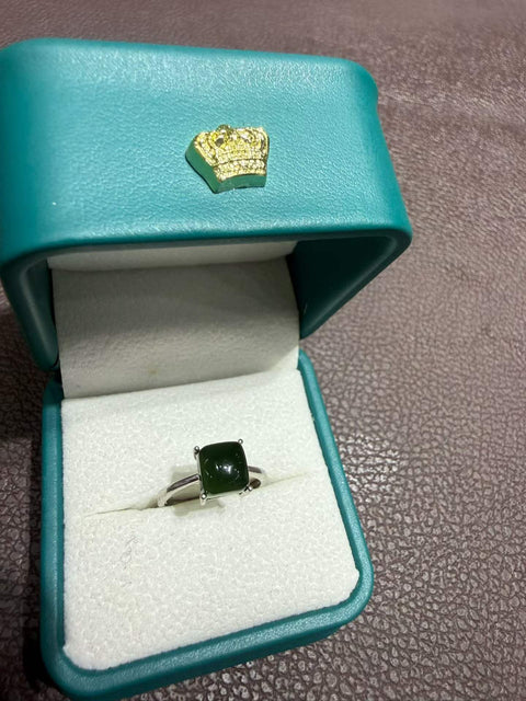 Cincin giok Xiuyan, terbuat dari bahan hijau tua kuno, dipasang pada perak dan menampilkan desain kubus gula! Ongkos kirim dan pajak sudah termasuk.