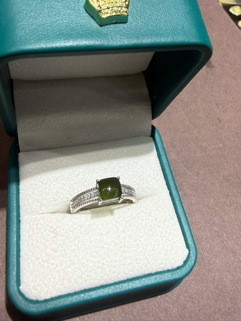 Cincin giok Xiuyan, terbuat dari bahan hijau tua kuno, dipasang pada perak dan menampilkan desain kubus gula! Ongkos kirim dan pajak sudah termasuk.