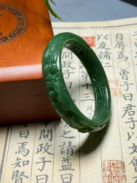 Gelang ukiran giok nefrit Hetian, berukuran sekitar 59,2×14,8×9,2 mm. Semua batu terbentuk secara alami. Termasuk ongkos kirim dan pajak.