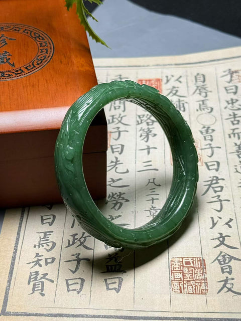 Gelang ukiran giok nefrit Hetian, berukuran sekitar 59,2×14,8×9,2 mm. Semua batu terbentuk secara alami. Termasuk ongkos kirim dan pajak.