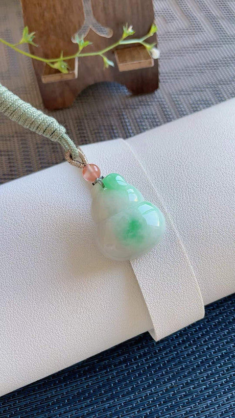Labu giok alami, melambangkan keberuntungan dan kemakmuran. Terbuat dari material tambang lama, dengan tekstur halus dan hangat, warna hijau cerah, tebal dan penuh. Dimensi: 2,9 x 2,4 cm. Harga sudah termasuk ongkos kirim dan pajak.