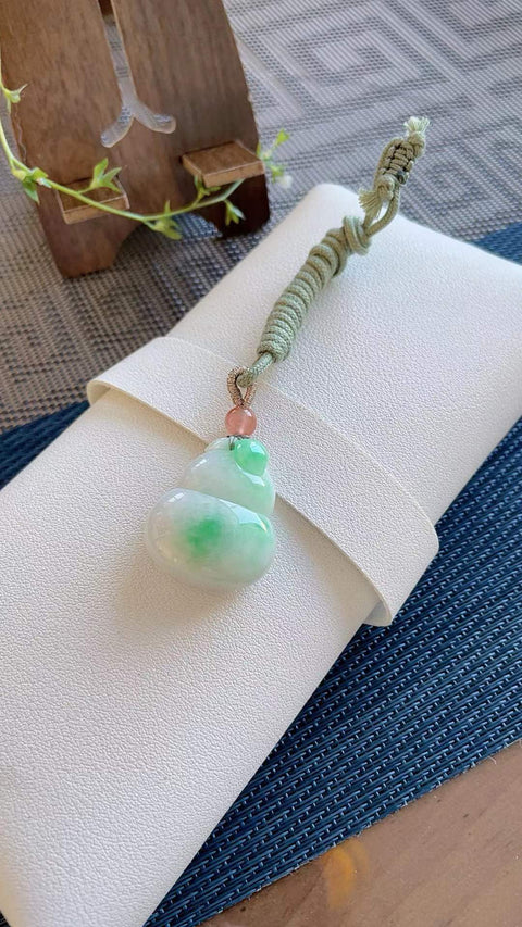 Labu giok alami, melambangkan keberuntungan dan kemakmuran. Terbuat dari material tambang lama, dengan tekstur halus dan hangat, warna hijau cerah, tebal dan penuh. Dimensi: 2,9 x 2,4 cm. Harga sudah termasuk ongkos kirim dan pajak.