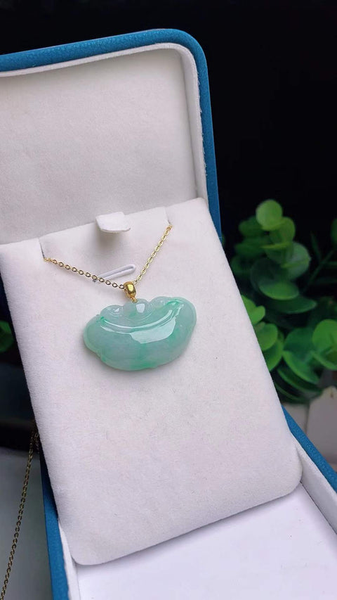 Ruyi giok alami, hijau cerah yang indah, dipasang dalam emas 18 karat, dimensi 3,2 x 1,8 cm, termasuk ongkos kirim dan pajak.