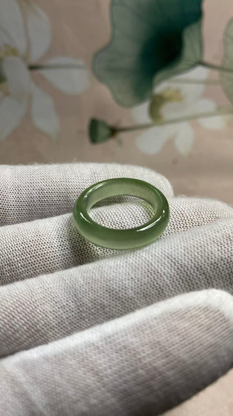 Cincin giok Xiuyan hijau es yang indah, diameter dalam 17mm, termasuk ongkos kirim dan pajak.