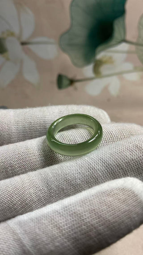 Cincin giok Xiuyan hijau es yang indah, diameter dalam 17mm, termasuk ongkos kirim dan pajak.