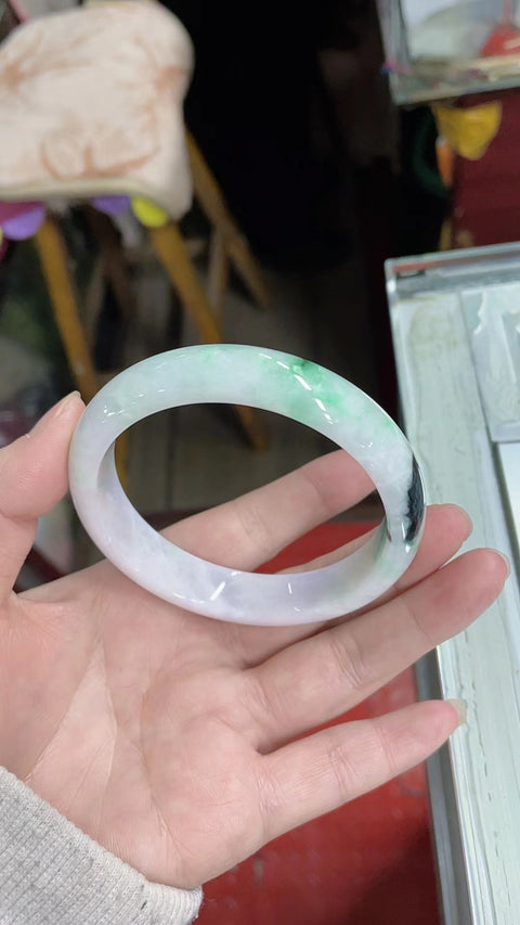 Gelang giok jadeite grade A, diameter dalam 60mm, material tambang lama, tekstur halus dan hangat, pola hijau yang indah, terlihat sangat cantik di pergelangan tangan. Semua batu alam terbentuk secara alami. Pengiriman dan pajak sudah termasuk.