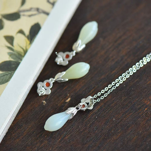 Anting 7111#, liontin 26965#, perak 925 bertatahkan giok Hetian dengan motif awan keber吉祥 dan bunga magnolia, termasuk ongkos kirim dan pajak.