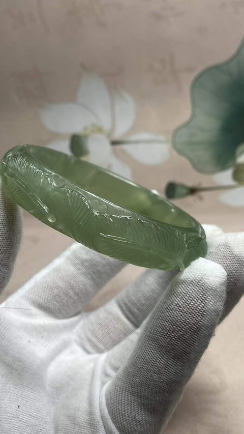 "Cabang Emas dan Daun Giok": Gelang ukiran giok Xiuyan hijau es yang indah, diameter dalam: 56,5 mm, lebar tepi: 13,7 mm. Semua batu terbentuk secara alami. Harga sudah termasuk ongkos kirim dan pajak. Nomor barang: 202603241414