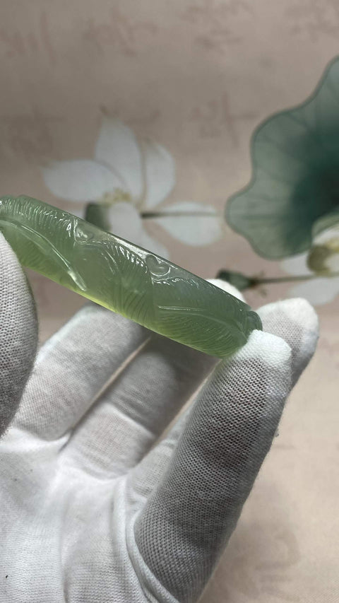 "Cabang Emas dan Daun Giok": Gelang ukiran giok Xiuyan hijau es yang indah, diameter dalam: 56,5 mm, lebar tepi: 13,7 mm. Semua batu terbentuk secara alami. Harga sudah termasuk ongkos kirim dan pajak. Nomor barang: 202603241414