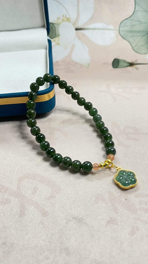 Gelang giok Hetian yang indah, dipadukan dengan aksesoris giokit dan perak berkualitas tinggi, serta batu akik merah. Ukuran: 6 mm. Harga sudah termasuk ongkos kirim dan pajak.