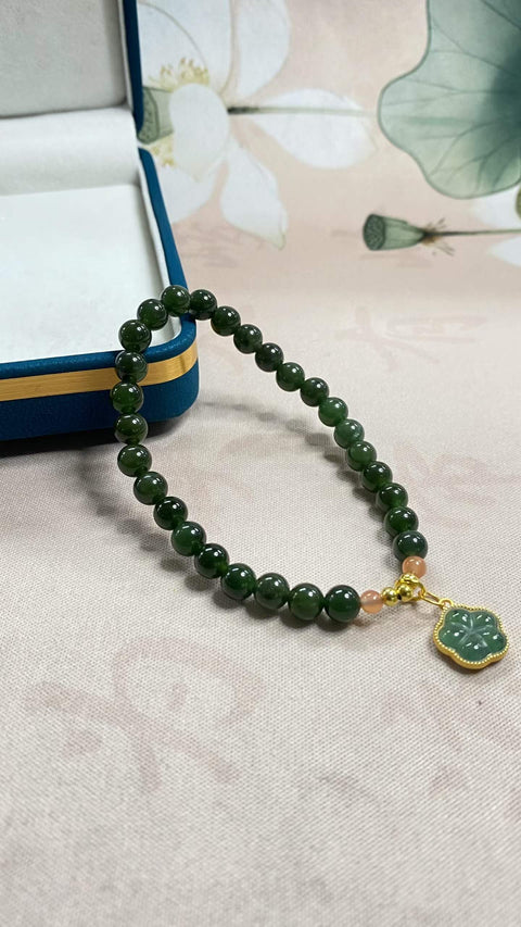 Gelang giok Hetian yang indah, dipadukan dengan aksesoris giokit dan perak berkualitas tinggi, serta batu akik merah. Ukuran: 6 mm. Harga sudah termasuk ongkos kirim dan pajak.