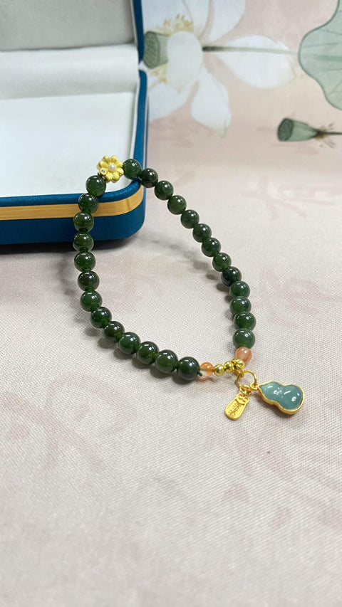 Gelang giok Hetian yang indah, dipadukan dengan aksesoris giokit dan perak berkualitas tinggi, serta batu akik merah. Ukuran: 6 mm. Harga sudah termasuk ongkos kirim dan pajak.