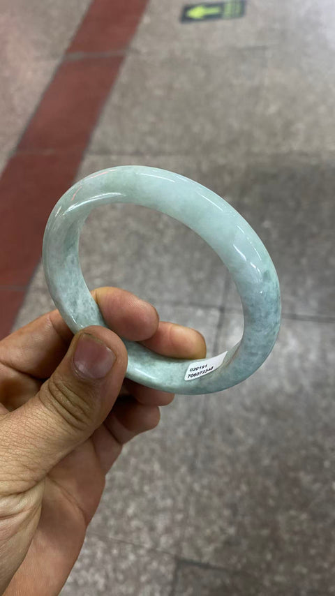 Gelang giok alami Grade A, hangat dan halus, indah di pergelangan tangan, diameter dalam 61mm, lebar tepi 13mm, termasuk ongkos kirim dan pajak.