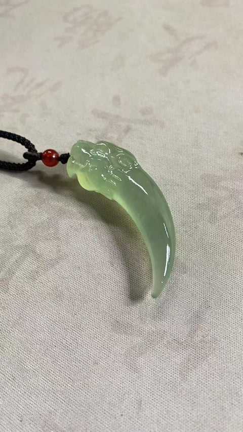 Gigi Naga: Liontin Giok Xiuyan yang Indah — Melambangkan bisnis yang makmur dan era yang berkembang. Dimensi: 59,8 x 18,6 mm. Harga sudah termasuk ongkos kirim dan pajak.