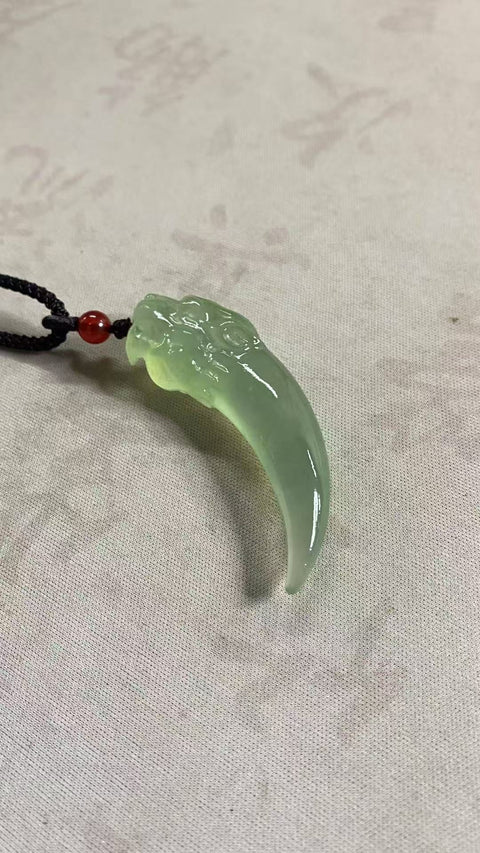 Gigi Naga: Liontin Giok Xiuyan yang Indah — Melambangkan bisnis yang makmur dan era yang berkembang. Dimensi: 59,8 x 18,6 mm. Harga sudah termasuk ongkos kirim dan pajak.