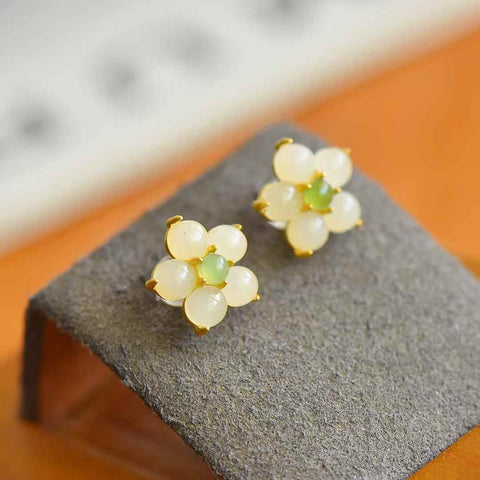 2732 Anting Bunga Plum Giok Hetian Alami yang terbuat dari perak 925, giok dangkal yang bersih, halus, dan hangat Sudah termasuk pajak pengiriman