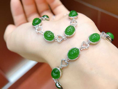 Gelang giok, perak sterling s925 dengan pengerjaan yang sangat indah dan lapisan emas putih 18k. Tekstur giok yang halus, warna hijau cerah. Dimensi batu permata: 8x10mm; termasuk 5 batu. Termasuk ongkos kirim dan pajak.