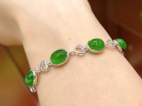 Gelang giok, perak sterling s925 dengan pengerjaan yang sangat indah dan lapisan emas putih 18k. Tekstur giok yang halus, warna hijau cerah. Dimensi batu permata: 8x10mm; termasuk 5 batu. Termasuk ongkos kirim dan pajak.