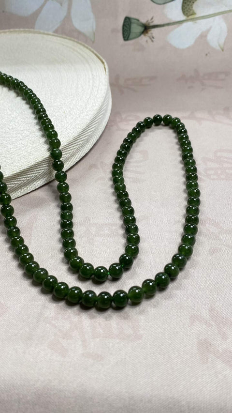 Kalung: Kalung giok Hetian yang indah, dengan manik-manik bulat dan halus. Ukuran: 6,2 mm. Harga sudah termasuk ongkos kirim dan pajak.