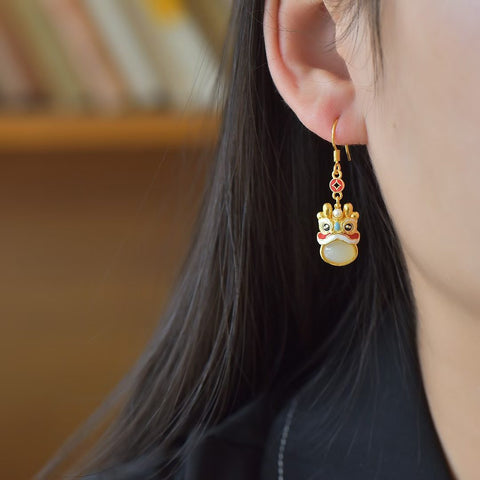 7752-2# Anting-anting naga kecil bertatahkan giok Hetian dari perak sterling 925. Gioknya halus dan bebas dari kotoran. Desain sederhana dan elegan. Ukuran giok: 6*8 cm. Harga sudah termasuk ongkos kirim dan pajak.