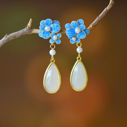 7862-2# Anting-anting tetes air mata bunga cahaya bulan bertatahkan giok Hetian dari perak sterling 925. Desainnya elegan dan klasik, dengan hiasan enamel yang tampak seperti aslinya. Dimensi giok: 8*16 cm. Harga sudah termasuk ongkos kirim dan pajak.