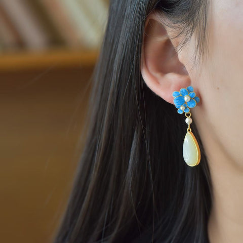 7862-2# Anting-anting tetes air mata bunga cahaya bulan bertatahkan giok Hetian dari perak sterling 925. Desainnya elegan dan klasik, dengan hiasan enamel yang tampak seperti aslinya. Dimensi giok: 8*16 cm. Harga sudah termasuk ongkos kirim dan pajak.