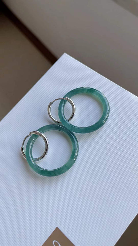 Anting-anting giok yang indah, terbuat dari giok tambang kuno. Setiap anting dapat digunakan sebagai liontin. Diameter dalam: 3,2 cm. Harga sudah termasuk ongkos kirim dan pajak.