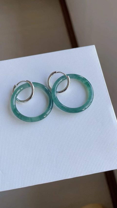 Anting-anting giok yang indah, terbuat dari giok tambang kuno. Setiap anting dapat digunakan sebagai liontin. Diameter dalam: 3,2 cm. Harga sudah termasuk ongkos kirim dan pajak.