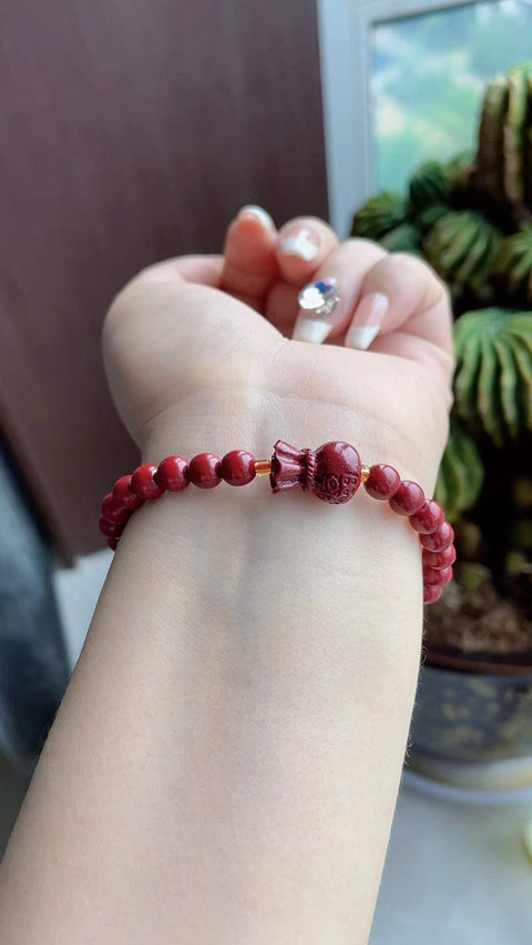 Gelang cinnabar alami, dipercaya dapat mengusir roh jahat, membawa kedamaian, dan membantu tidur. Ukuran 0,6. Harga sudah termasuk ongkos kirim dan pajak.
