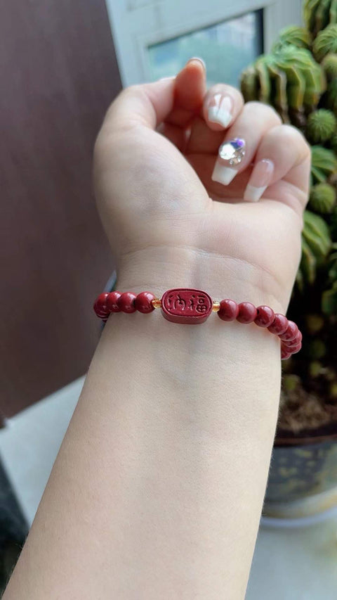 Gelang cinnabar alami, dipercaya dapat mengusir roh jahat, membawa kedamaian, dan membantu tidur. Ukuran 0,6. Harga sudah termasuk ongkos kirim dan pajak.