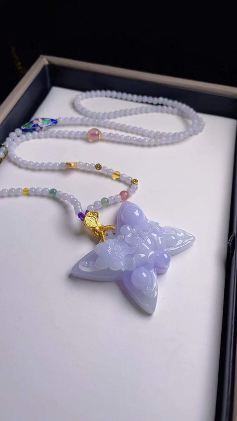 Liontin giok alami, melambangkan kekayaan dan keberuntungan, terbuat dari bahan tambang lama, warna ungu yang indah, tembus cahaya yang sangat baik, ukiran yang indah, dimensi 4,7 x 3,3 cm, termasuk ongkos kirim dan pajak.