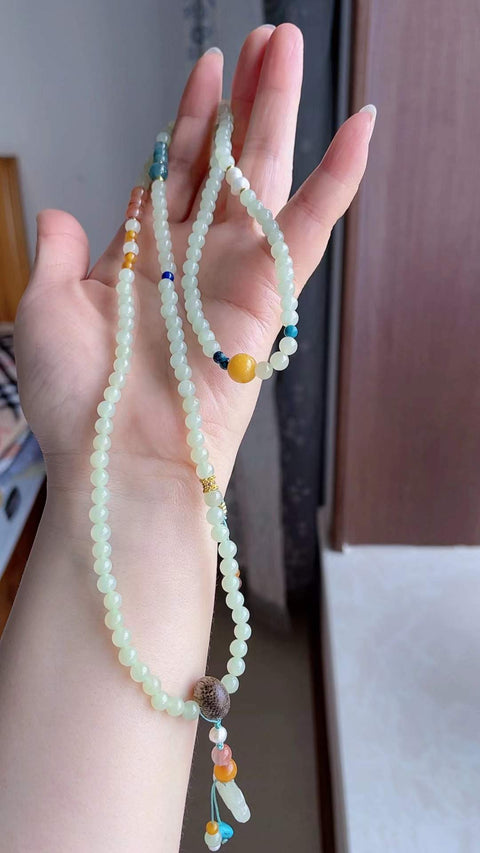 Kalung giok Hetian alami, terbuat dari material tambang lama, dengan tekstur halus dan hangat serta transparansi yang sangat baik. Dipadukan dengan amber, akik merah, mutiara, dan pirus. Ukuran: 0,5. Harga sudah termasuk ongkos kirim dan pajak.