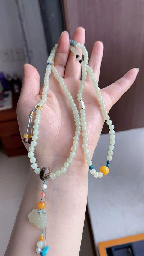 Kalung giok Hetian alami, terbuat dari material tambang lama, dengan tekstur halus dan hangat serta transparansi yang sangat baik. Dipadukan dengan amber, akik merah, mutiara, dan pirus. Ukuran: 0,5. Harga sudah termasuk ongkos kirim dan pajak.
