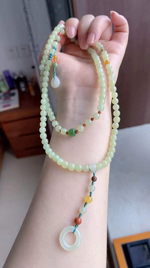 Kalung giok Hetian alami, terbuat dari material tambang lama, dengan tekstur halus dan hangat serta transparansi yang sangat baik. Dipadukan dengan amber, akik merah, dan kubus gula. Ukuran: 0,6. Harga sudah termasuk ongkos kirim dan pajak.